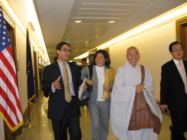 2007년 미국 의회에서 열린 <평화재단 한미 전문가 포럼> 현지 총괄중인 김순영 님(왼쪽에서 두 번째)