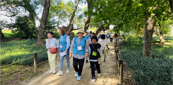 계림의 숲을 지나는 동안 꽤 먼 거리를 걸었는데도 힘들어하는 사람 없이 활기가 넘쳤다. 