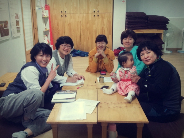 두구두구두구두구~~~ 충주법당 주례회의를 시작합니다! 어, 예쁜 아기가 먼저 책상 위에 자리잡고 앉았네요.^^ 아가야, 너도 함께하자~. 맨 왼쪽이 박종은 보살님