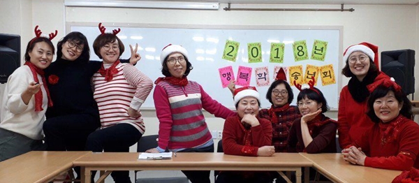 행복학교 송년행사 봉사하며(왼쪽에서 다섯번째)
