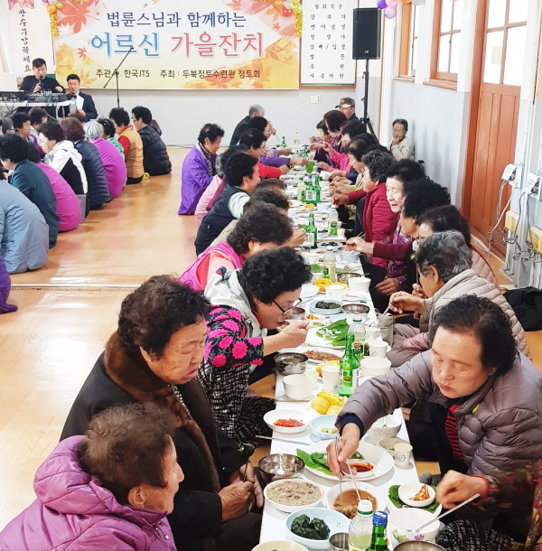 도란도란 즐거운 점심시간입니다.