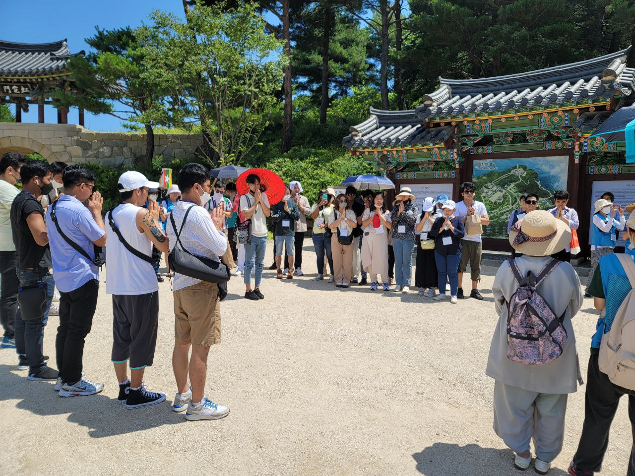 낙산사 입구에서 빤짜실(예불) 중인 다문화 가족