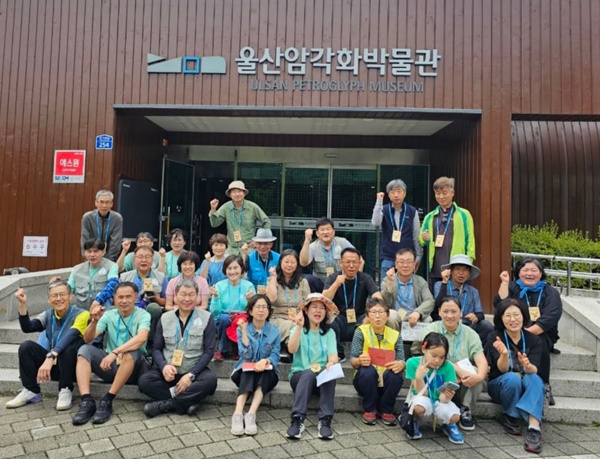 2025. 7. 천룡사 보리수 역사기행 반구대암각화 (셋째 줄 왼쪽 네 번째 정종석 님) 2025. 7. 천룡사 보리수 역사기행 반구대암각화 (셋째 줄 왼쪽 네 번째 정종석 님)