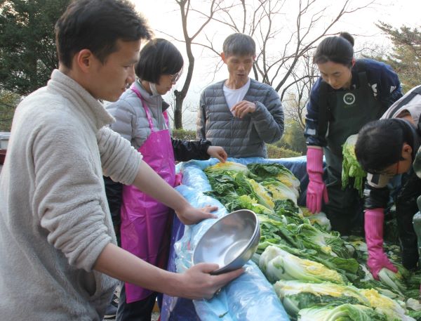 묘당법사님께 절인 배추 뒤집기 작업 안내받고 있는 유영근 님(제일 왼쪽)