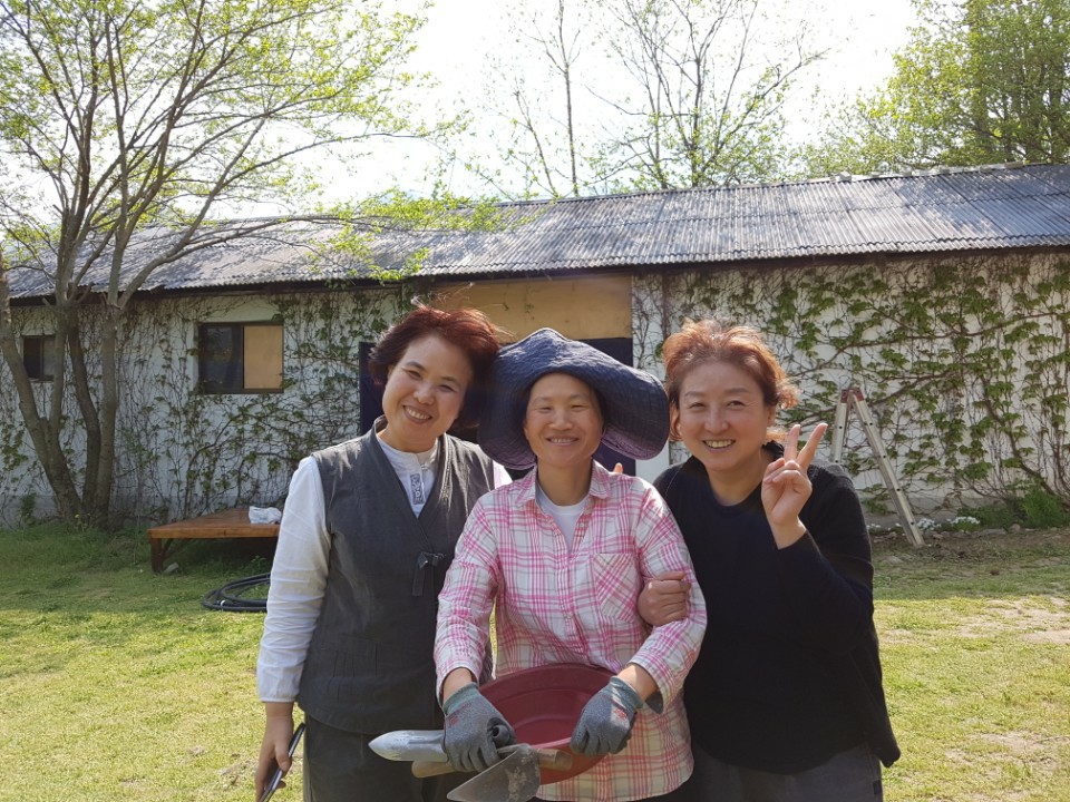 지리산 수련원에서 바라지봉사 중인 이진숙 님(맨 왼쪽)