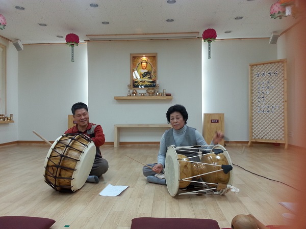 신명나는 북과 장구 (좌:장영관 거사님, 우:김영자 보살님)