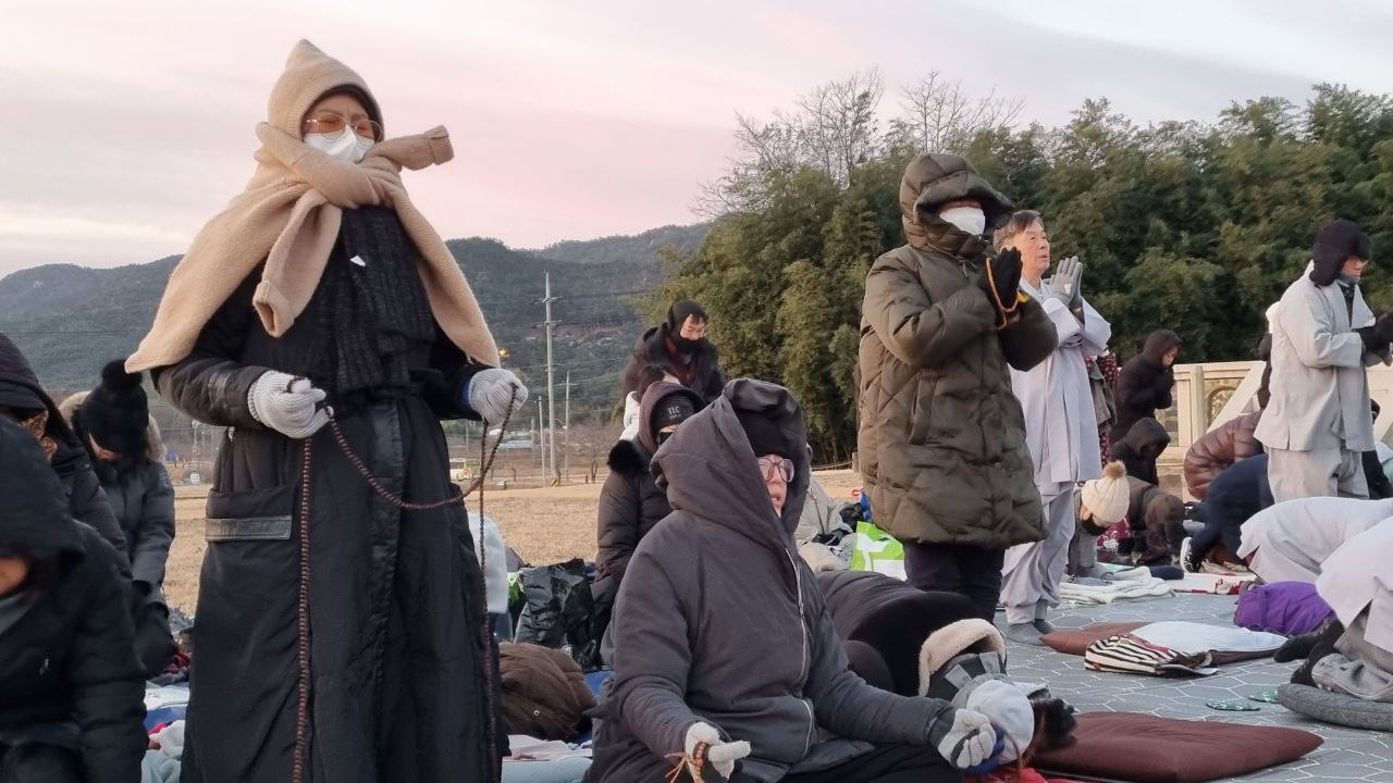 영하 9.9도의 추위를 녹인 평화의 몸짓은 날이 밝도록 이어졌습니다.