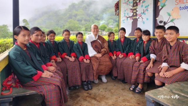 “자기 집도 아닌 남의 집을 두 달 동안 지은 여러분, 수고 많았습니다”