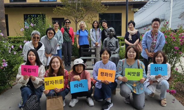 활동을 마무리하며 평화의 소녀상과 함께