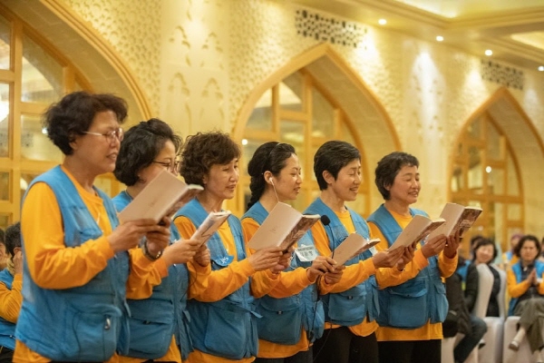 인도성지순례 마무리 장기자랑시간, 김연경 님이 만든 곡에 조원들이 가사를 붙여 돌림노래를 부르는 중(오른쪽 두 번째)