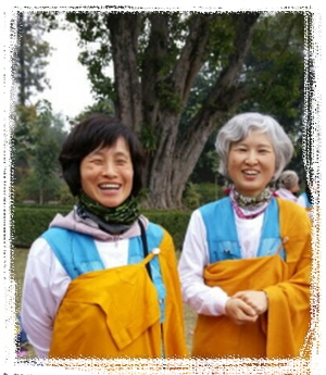 기원정사에서 가사 입은 두 분. 왼쪽 황정자 님, 오른쪽 김윤숙 님~^^