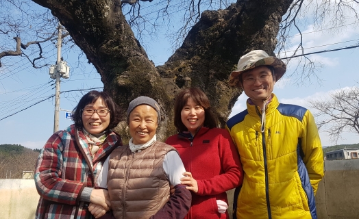 두북봉사활동에서 도반들과 함께(맨 왼쪽)