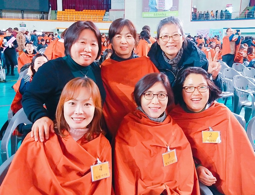 불교대학 졸업식에서 담당자로 참석(뒷줄 맨왼쪽)