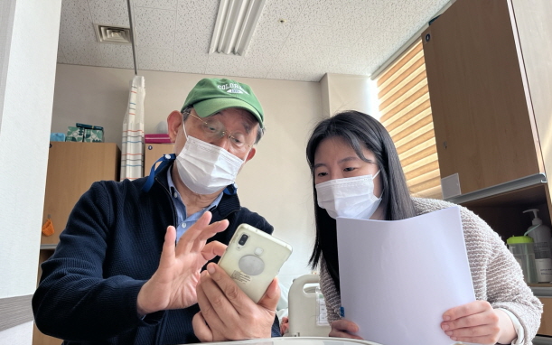 어머님의 사진을 보여주며 과거 이야기를 풀어내고 있는 아들 김승수 님(왼쪽) 어머님의 사진을 보여주며 과거 이야기를 풀어내고 있는 아들 김승수 님(왼쪽)