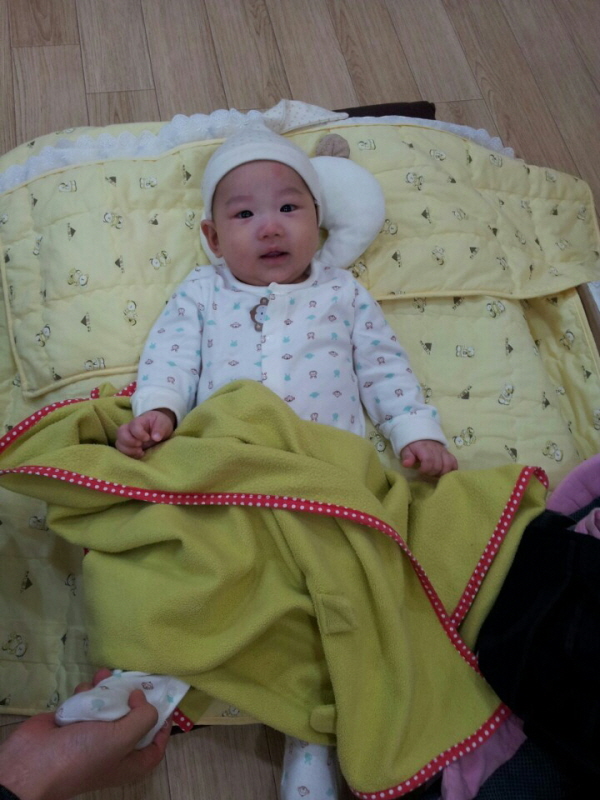 법당을 환하게 밝힌 우리 재현이. 무럭무럭 잘 자라렴~~ 우리도 강동 불사 잘 할게*^^*