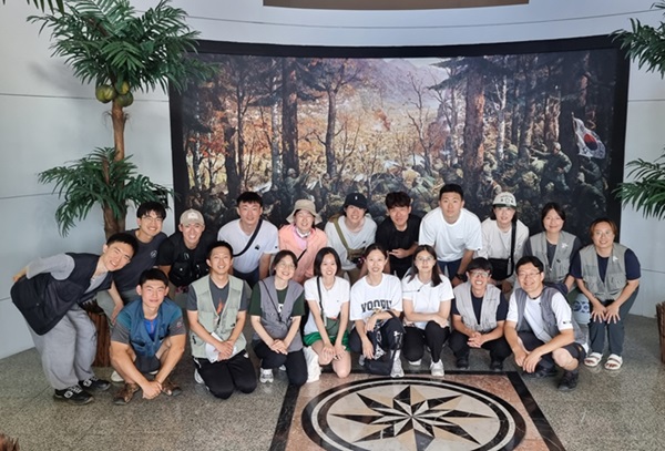 24년도 동북아역사기행에서 (앞줄 오른쪽에서 두 번째가 이상원 님)