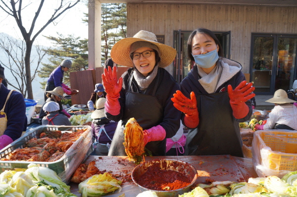 배추 양념 버무리는 중^^ 수련공양바라지팀장 정인숙 법우와 희망리포터 김미진 법우(오른쪽)