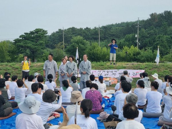 왼쪽에서 두 번째 중울산 지회 서명주 님(사천왕사지 기도 담당 팀) 왼쪽에서 두 번째 중울산 지회 서명주 님(사천왕사지 기도 담당 팀)