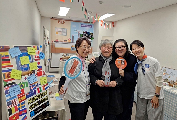 2025년 청년페스타 국제지부 부스 봉사(왼쪽 첫 번째 서성애 님) 2025년 청년페스타 국제지부 부스 봉사(왼쪽 첫 번째 서성애 님)