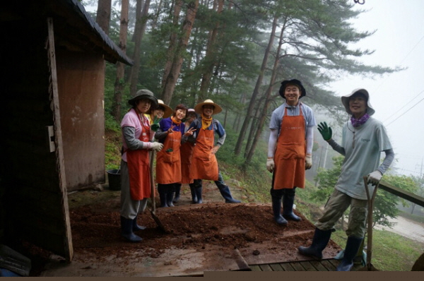 해우소를 청소하며 마음도 깨끗이 비워봅니다~노재호 거사님은 오른쪽 두 번째