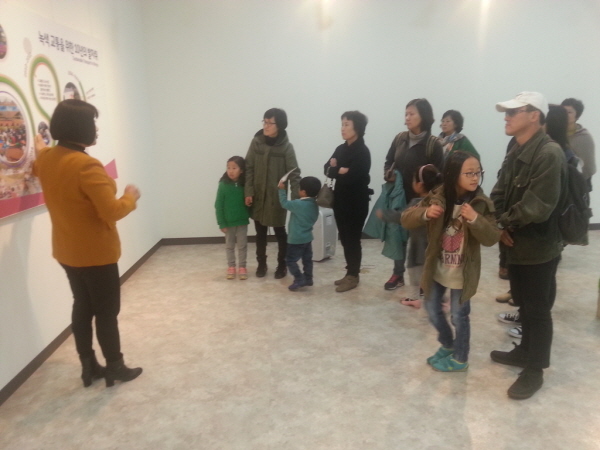 지구 온난화에 대해 모두 진지하게 배우고 있어요.