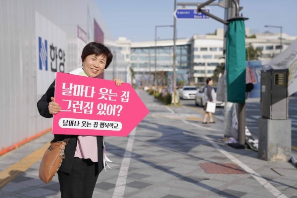 환한 모습으로 봉사 중인 윤원숙 님