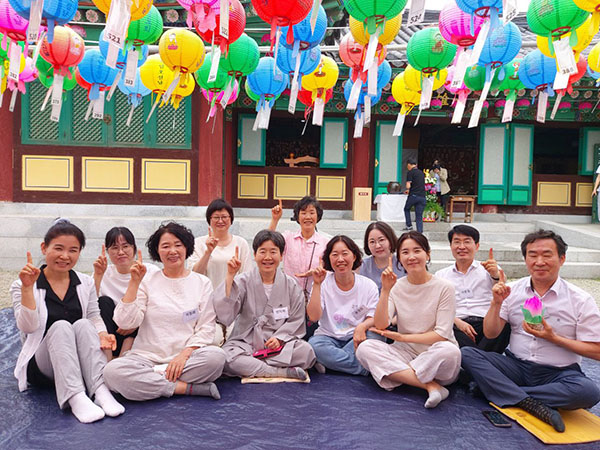 23.5.27 부처님오신날  향자재법사님과 범어모둠원들 아도모례원 법당앞에서(왼쪽에서 세 번째 이창희 님) 