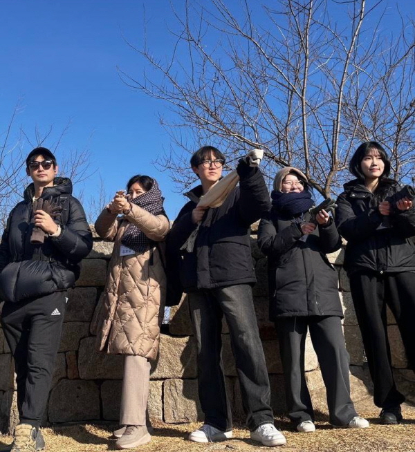 연미정에서 의병 자세를 취하며 역사의식을 불어넣는 청년들