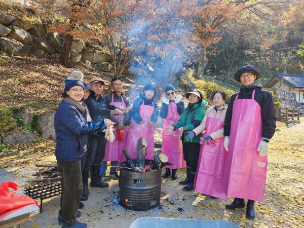 2025년 문경수련원 김장 봉사(가장 오른쪽 김성욱 님)