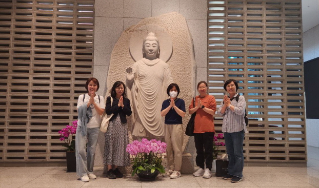 쁘띠팝업 모둠장 교육때 수원지회 도반들과 함께(오른쪽 두 번째 이서후 님) 