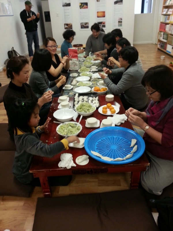 새해 만두 빚는 뉴욕법당 도반들. 각자 하나씩 재료를 준비하여 합하니 재미도 나고 맛도 있고~