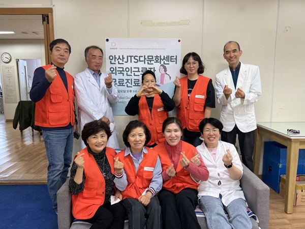 의료인 정토회 도반들과(뒷줄 왼쪽에서 두 번째가 김진석 님)