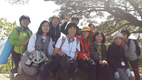 경주 남산 순례에서 도반들과 함께(왼쪽에서 두 번째)