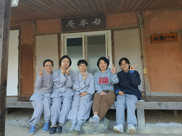 문경수련원 백화암 앞에서(오른쪽 첫 번째가 이수민 님)
