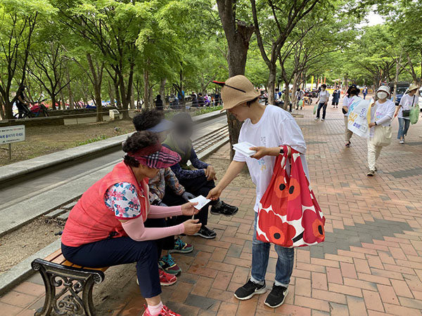 시민들에게 전단지로 행복학교 안내하기