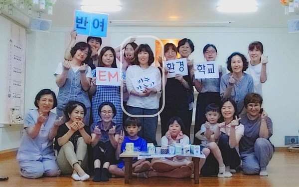 EM 비누 만들기 환경학교에 참여한 박영숙 님(가운데 네모 표시)