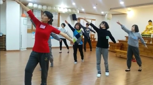 2019년 2월 분당 법당. 불교대학 졸업 축하 공연(맨 앞 문유미 님)