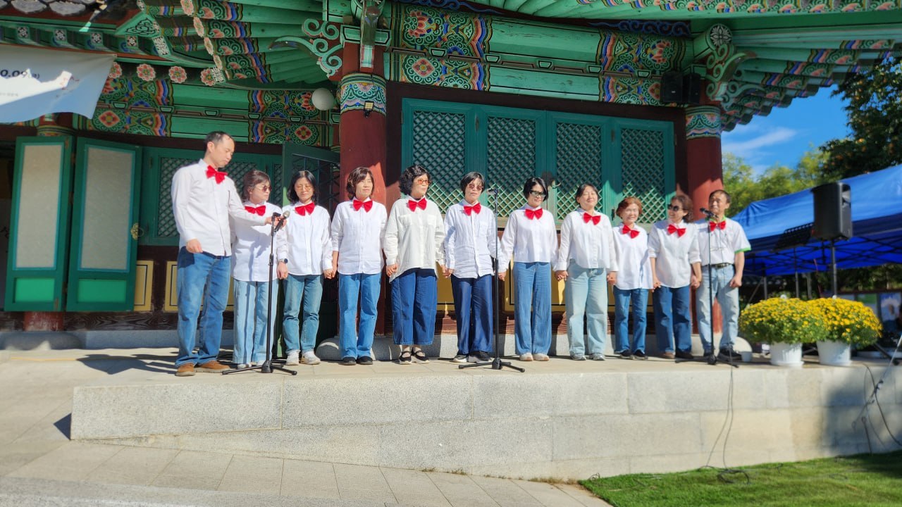 신규 일반 회원의 단체 공연(오른쪽 세 번째 장명애 님) 신규 일반 회원의 단체 공연(오른쪽 세 번째 장명애 님)