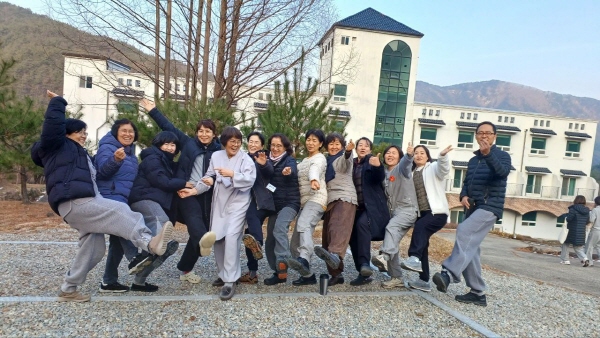 2025년 천일결사 회향수련 청주지회 도반들과(가장 오른쪽 김성욱 님)