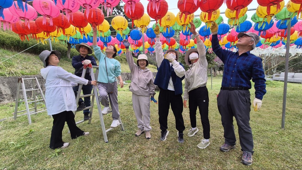 완성된 연등을 보며, 파이팅! 완성된 연등을 보며, 파이팅!