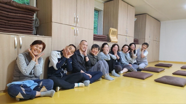 예불 준비(왼쪽에서 세 번째가 박형근 님)