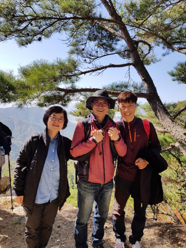 저녁 불교 대학 팀장으로 가을남산순례 도반들과 함께(오른쪽 채한승 님)