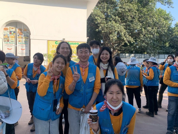 2025년 인도성지순례(두 번째 줄 맨 오른쪽이 윤진 님)