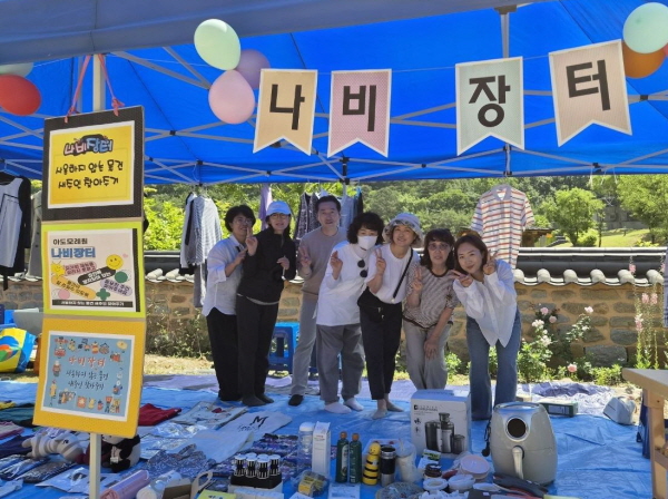 '25년 부처님오신날 아도모례원 나비장터 봉사 중에(맨 오른쪽 박소항 님)