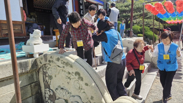 돌계단 앞에서 봉사자들의 섬세한 손길 돌계단 앞에서 봉사자들의 섬세한 손길