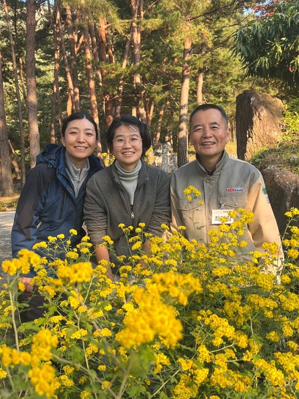 문경수련원에서(가운데가 정지원 님) 문경수련원에서(가운데가 정지원 님)