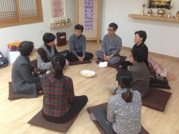 제 1차 불사 회의 모습~ 수첩을 앞에 두고 열심히 참여하고 있는 거사님~~