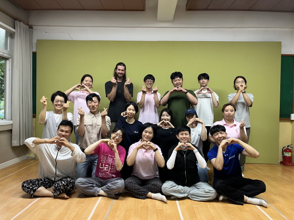두북수련원 울력 프로그램 중(맨 뒷줄 왼쪽 첫 번째가 백진아 님)