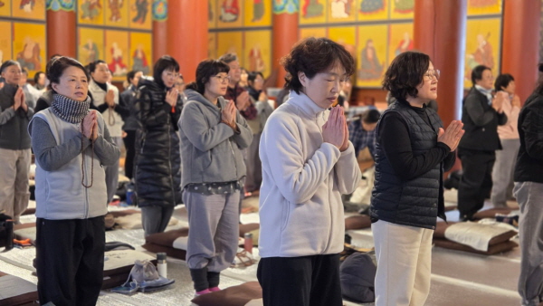 두 손 모아 기도하는 모습