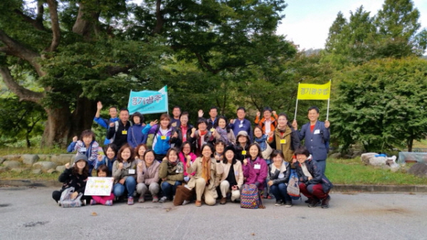 개원 1주년 남짓의 신생법당이라 참석인원은 적지만 모두 열혈 정토행자! 40명 입재, 32명 참석 돌아오는 길에 기존 입재자의 수행이야기와 신규 입재자의 마음가짐을 들어보았습니다.강인주 보살님 “항상 그때 그때의 마음에 집중하며 수행합니다. ‘나와 남은 다르고, 그들도 그들 나름대로 옳습니다.’하고 기도하니, 평소에 나를 고집하던 어리석음을 인정하게 되고 남을 이해하게 되어 내 마음이 평화롭습니다.”